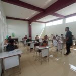 Siswa Mendengarkan Materi Baligh