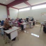 Siswi Mendengarkan Materi Balighah